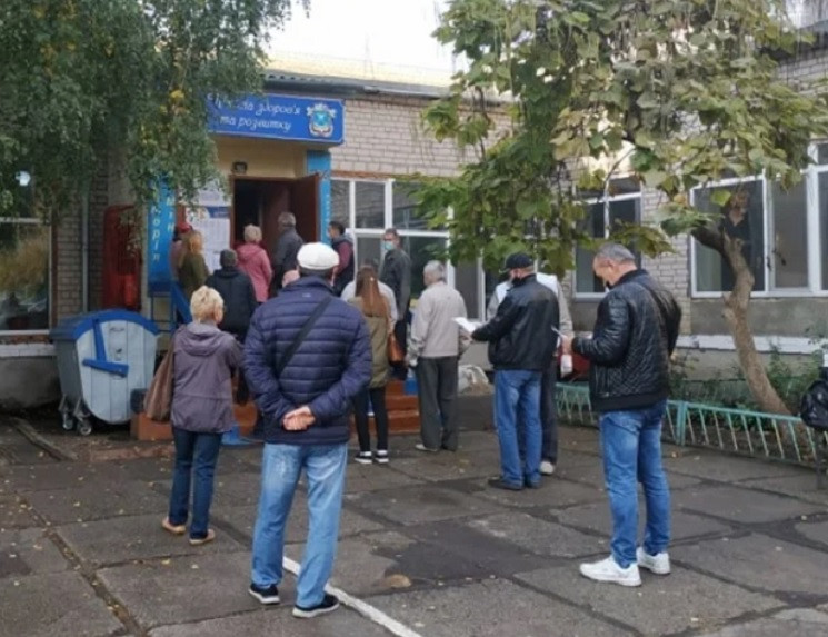 Черги на дільницях, "каруселі" і опитування Зеленського: як проходять місцеві вибори в Україні