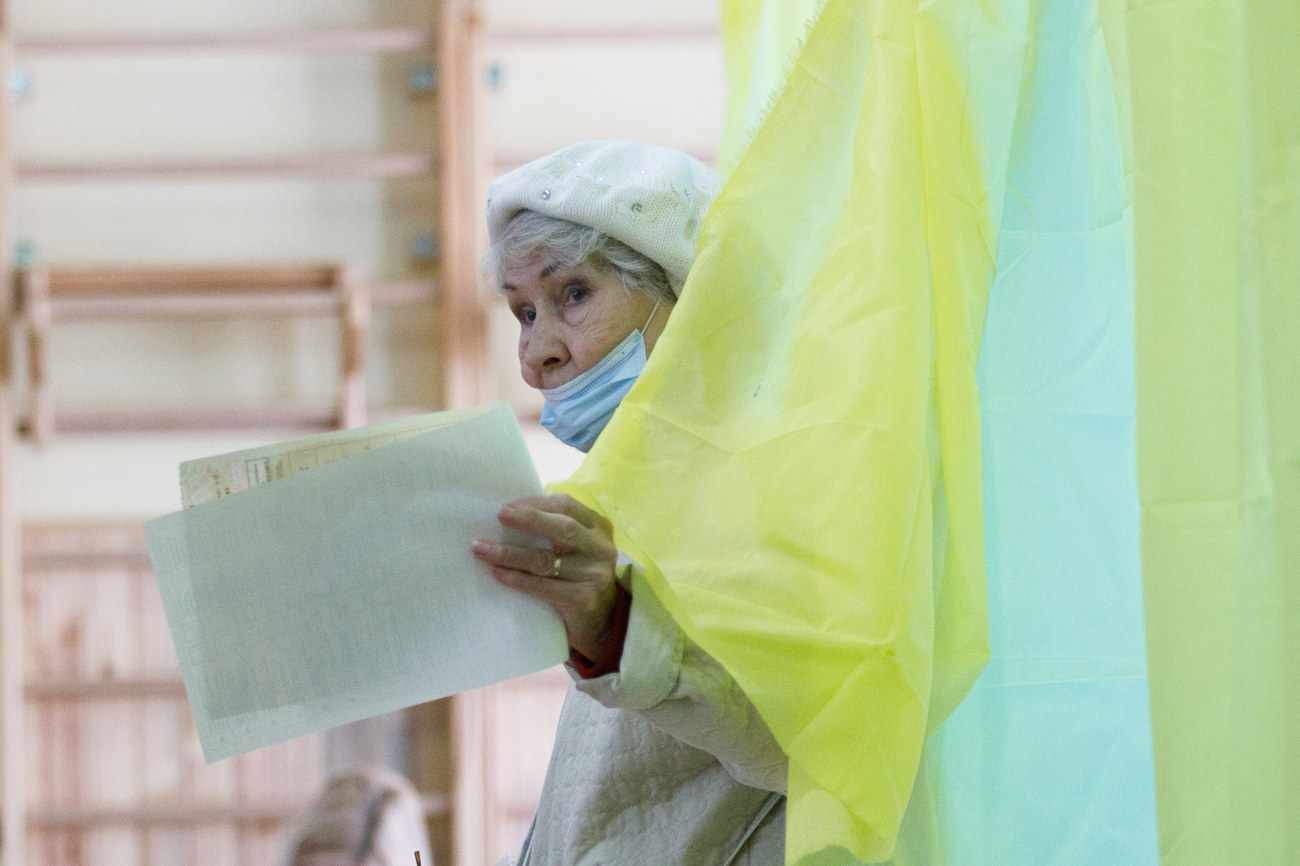 Ціна перемоги: чим відзначилися місцеві вибори в Україні