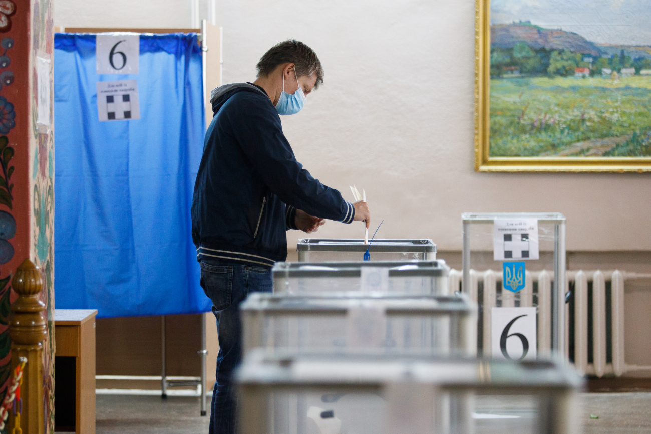 Ціна перемоги: чим відзначилися місцеві вибори в Україні