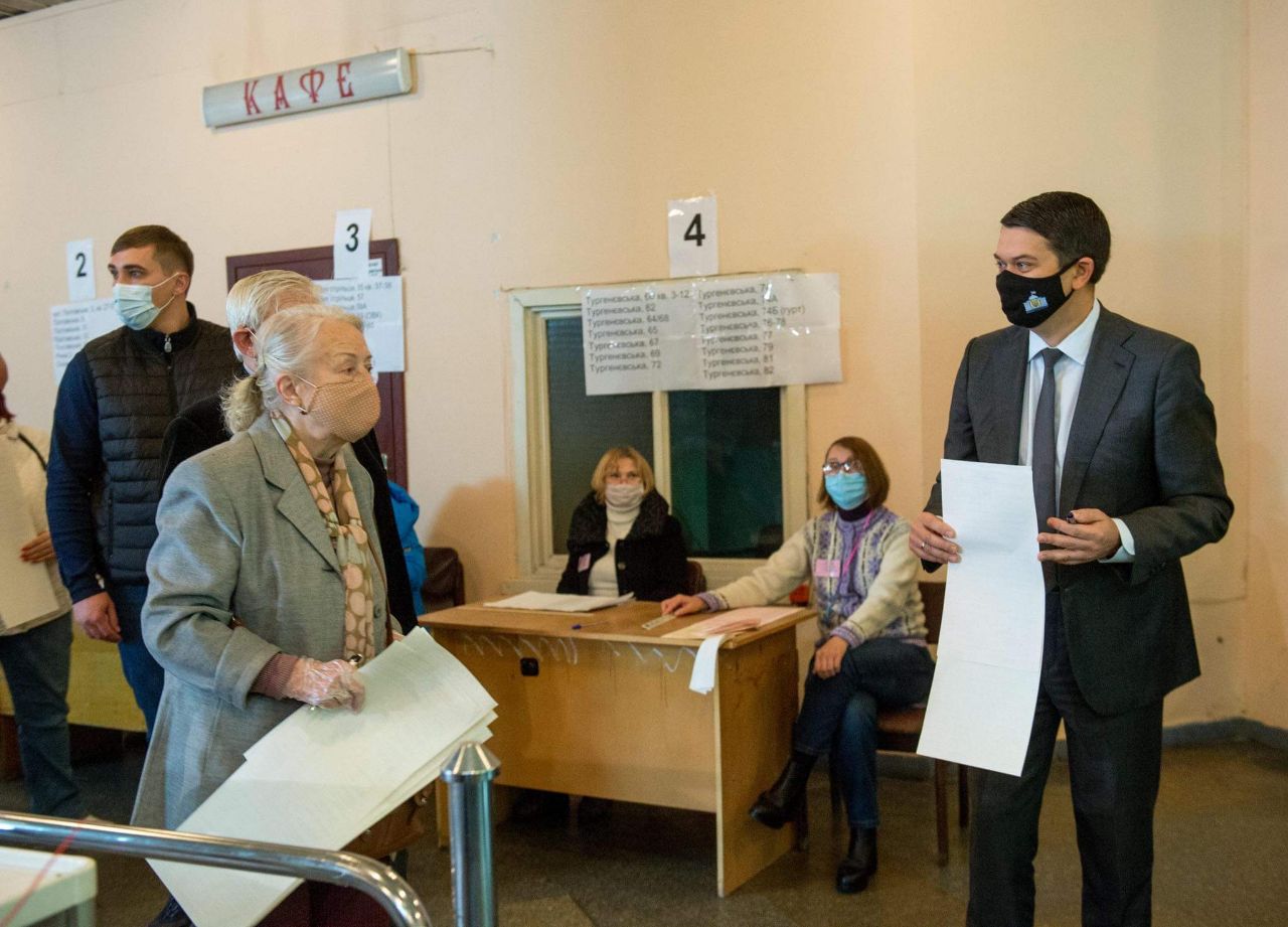 Зеленский, Разумков и Шмыгаль проголосовали на местных выборах