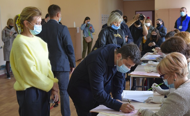 Зеленский, Разумков и Шмыгаль проголосовали на местных выборах