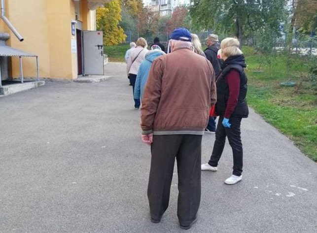 Черги на дільницях, "каруселі" і опитування Зеленського: як проходять місцеві вибори в Україні