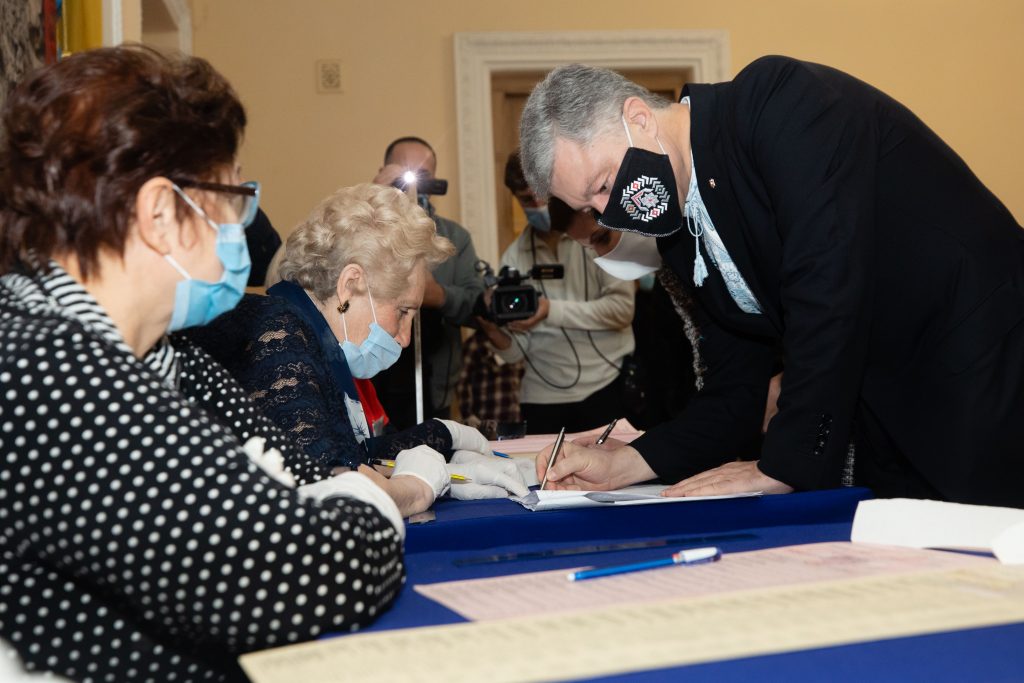 Порошенко: всеукраїнське опитування є фальсифікацією виборчого процесу